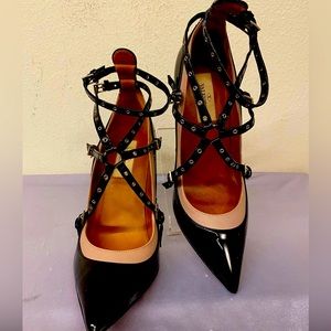 Pointy toes ankle and stud wrap, this gorgeous Valentino